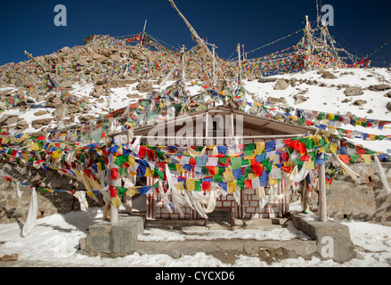 Drapeaux de prière sur la route de Leh, la capitale du Ladakh à La Vallée de Nubra sur le Khardung La pass, l'un des plus hauts motor Banque D'Images