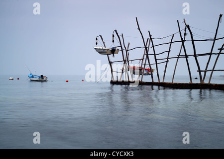 Amarrages traditionnels pour bateaux de pêche le long de la côte croate près de Savudrija. Banque D'Images