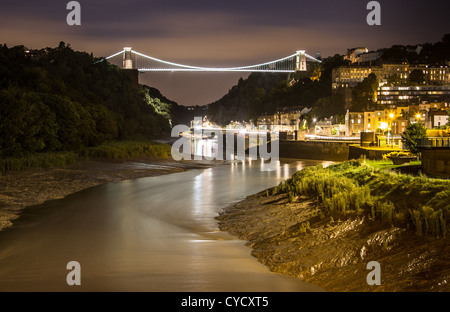 Clifton Suspension Bridge se reflétant dans les eaux de la rivière Avon à Bristol dans la nuit Banque D'Images