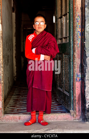 Un novice moine au monastère de Hemis en Inde. Banque D'Images