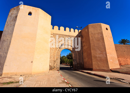 Voir à travers les murs de la ville porte sur une journée ensoleillée à Meknes, Maroc Banque D'Images