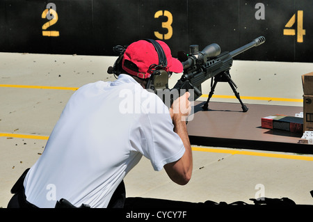 Des essais de tir tireur .338 fusil de sniper au tir du FBI à Chicago, Illinois, USA. Identité dissimulée par demande. Banque D'Images