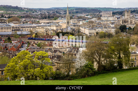 La ville de Bath Spa avec un premier grand train quittant la gare de l'Ouest Banque D'Images