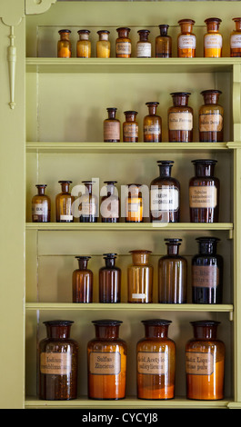 Ancien cabinet d'apothicaire avec pots de rangement avec des étiquettes d'Amérique latine Banque D'Images