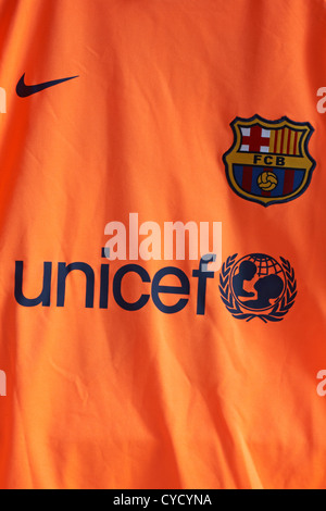 Badge du logo UNICEF sur le maillot de football du FC Barcelona de couleur orange Banque D'Images