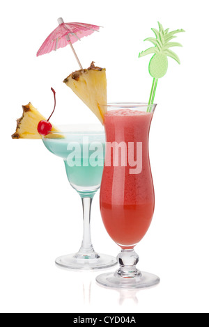 Deux cocktails tropicaux avec l'ananas. Isolated on white Banque D'Images