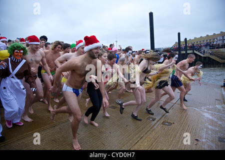 Fancy dress nageurs course à la mer au lendemain de Noël 2011 "West Bay Wallow' annual charity nager à West Bay, Bridport Banque D'Images