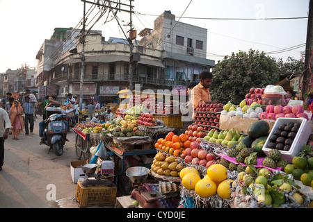 Les vendeurs de fruits sur la route de l'Esplanade dans Old Delhi - Inde Banque D'Images