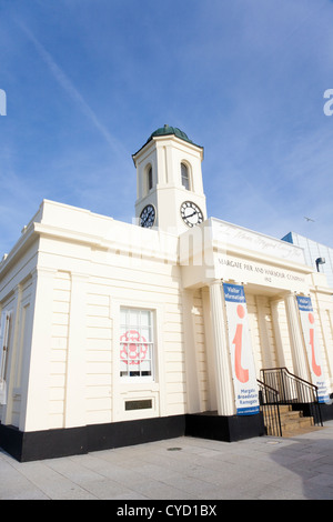 Jetée de Margate et Harbour Company building. Aujourd'hui utilisé comme centre d'information touristique. Margate, Kent, UK. Banque D'Images