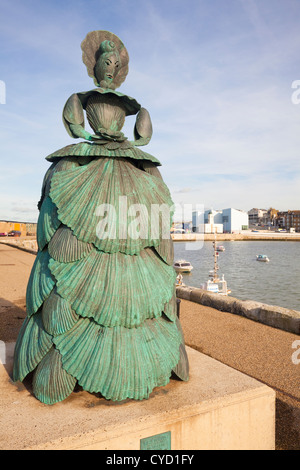 Mme Stand la Dame de Shell, une sculpture d'Ann Carrington, port de Margate Margate, Kent, UK. Galerie Turner en arrière-plan. Banque D'Images