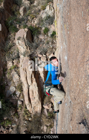 Un homme grimpe 5.10b montée, "Maintenant c'est à mon tour,' dans Cochise Stronghold, AZ. Banque D'Images