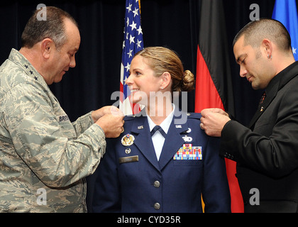 U.S. Air Force général Philip M. Breedlove, les forces aériennes américaines en Europe et commandant originaire de Austin, Texas, le lieutenant-colonel broches classer sur le major de l'US Air Force Cat Logan, 52e Escadron de soutien de la Force aérienne et commandant des indigènes Henderson N.C., au cours de sa cerem Banque D'Images