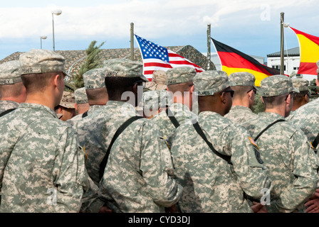 Saragosse, Espagne- Des soldats du 1er Peloton, 541e compagnie de sapeurs, 54e bataillon du génie, 18e Brigade d'ingénieur en formation stand au cours de la cérémonie de clôture de l'exercice d'interception 12, 1 novembre 2012. L'exercice, organisé par l'ingénieur espagnol, est t Banque D'Images