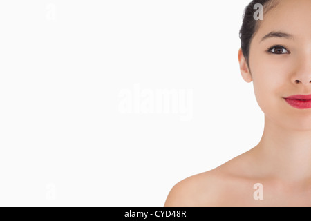 La moitié du visage de femme dans un miroir complet Banque D'Images