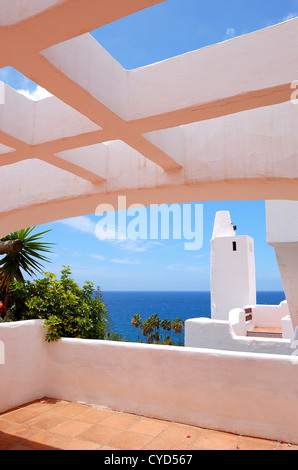 La vue sur mer depuis une terrasse de l'hôtel de luxe, l'île de Ténérife, Espagne Banque D'Images