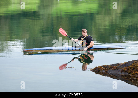 Kayak sur Lough Hyne un lac marin à West Cork, Irlande, à environ 5 km au sud-ouest de Skibbereen. Banque D'Images