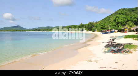 Vue sur le ciel bleu, à la recherche au nord autour de l'Esterre Bay, pêche-net et les bateaux sur le sable blanc de la plage Paradise, Carriacou, West Indies Banque D'Images