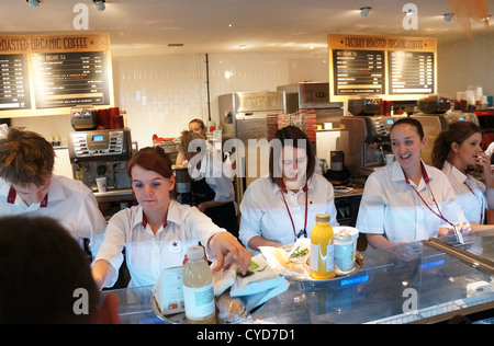 Staff au service de pret a manger sandwich shop in uk Banque D'Images