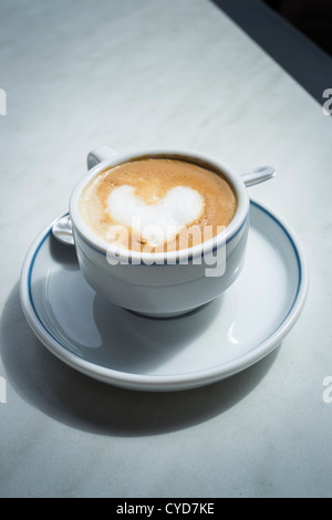 Cafe con leche avec forme de coeur dans le lait moussé sur le dessus Banque D'Images