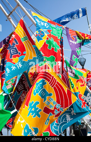 Joliment décorées de drapeaux nautiques mâts sur le bateau de pêche Banque D'Images