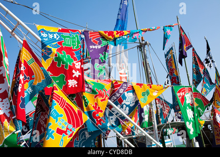 Joliment décorées de drapeaux nautiques mâts sur le bateau de pêche Banque D'Images