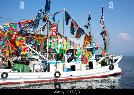 Bateau de pêche, joliment décorées de drapeaux nautiques Banque D'Images