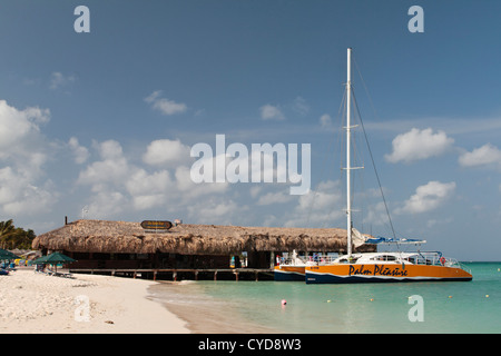 Catamaran Palm Pleasure amarré au quai de Palm de Aruba Banque D'Images