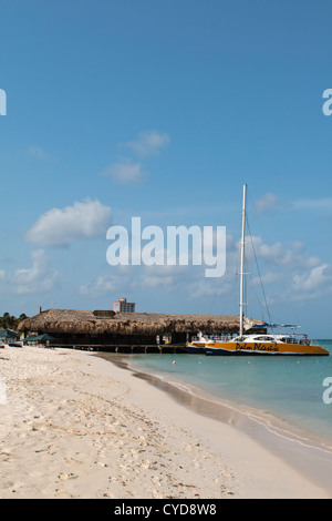 Catamaran Palm Pleasure amarré au quai de Palm de Aruba Banque D'Images