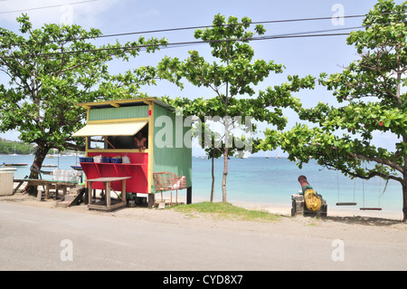 Blue sky beach view route cannon, bois peint shop vente de fruits légumes, Harvey Vale, Tyrrel Bay, Carriacou, West Indies Banque D'Images