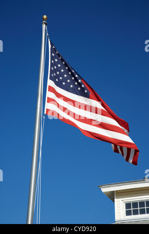 Drapeau américain sur un mât à l'extérieur de la chambre de commerce à Key Largo florida keys usa Banque D'Images