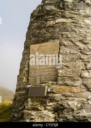 Rock mémorial à Quintin MacKinnon, qui a d'abord le long de la piste Milford Arthur et les rivières ; Clinton par National de Fiordland Banque D'Images