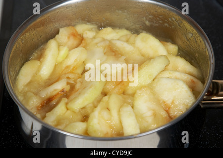 À l'étuvée des bramley pommes à cuire dans une casserole Banque D'Images