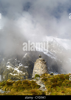 Rock mémorial à Quintin MacKinnon, qui a d'abord le long de la piste Milford Arthur et les rivières ; Clinton par National de Fiordland Banque D'Images