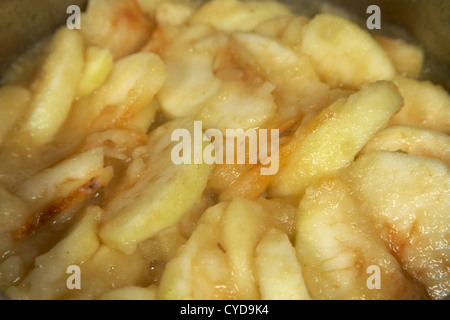 À l'étuvée des bramley pommes à cuire dans une casserole Banque D'Images