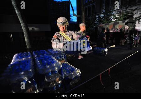 2 novembre 2012 - Manhattan, New York, États-Unis - après les heures d'attendre les troupes de la Garde nationale à partir de la 204e et de l'inculcation des ingénieurs de l'eau à des milliers de résidents à une zone de transit sur la rue Catherine dans le lower Manhattan, à la suite des effets de l'Ouragan Sandy à New York, le 1 novembre 2012. (Crédit Image : © Bryan Smith/ZUMAPRESS.com) Banque D'Images