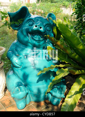 Cochon de céramique colorée, Tao Hong Tai en usine de céramique, la Thaïlande Ratchaburi Banque D'Images