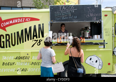 Van alimentaire au centre-ville de Montréal, Canada- ils sont en train de gagner en popularité dans la ville Banque D'Images