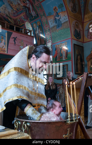 Baptême Baptême du bébé Orthodoxe Russe Banque D'Images