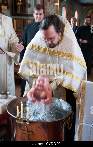 Le baptême d'un enfant dans une église orthodoxe russe Banque D'Images