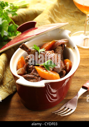 Une cuisine traditionnelle française - poulet dans le vin, coq au vin Banque D'Images