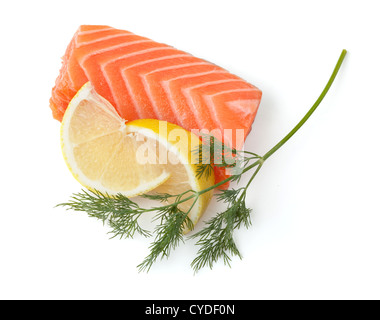 Pavé de saumon frais avec les tranches de citron et d'aneth. Isolé sur fond blanc Banque D'Images