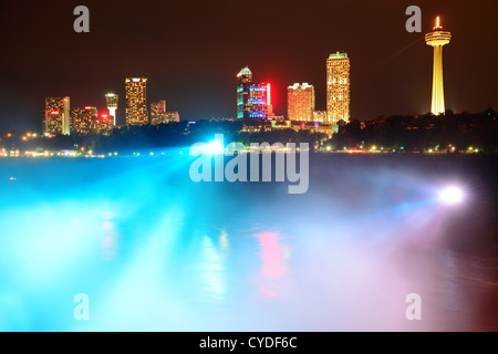 Les chutes du Niagara éclairées la nuit par des lumières colorées Banque D'Images