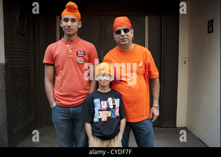 La famille Sikh assiste à la 25e Défilé Sikh sur Madison Avenue Banque D'Images