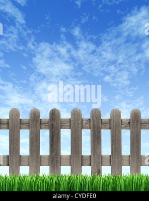 Les piquets de clôture en bois sur un ciel bleu avec de l'herbe bien verte au premier plan avec la texture grunge old weathered comme un immeuble d'ele design Banque D'Images