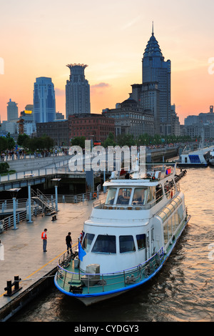 Bateau dans la rivière Huangpu à Shanghai de l'architecture urbaine au coucher du soleil dans le dock Banque D'Images