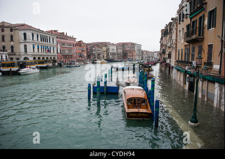 Une vue générale de la plus inondé Grand Canal à Venise, Italie. Banque D'Images