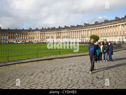 La famille asiatique pose pour photo Royal Crescent, Bath, Somerset, Angleterre Banque D'Images