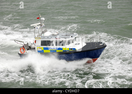 Hampshire bateau de police et de contrôle lors d'une froide journée venteuse. Solent. L'Angleterre. Octobre 2012. Banque D'Images