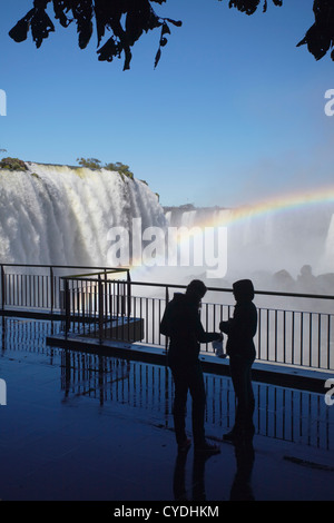 Les touristes à Garganta do Diablo (Gorge du Diable) tombe à Iguacu Iguacu Falls, parc national, Iguacu, Parana, Brésil Banque D'Images