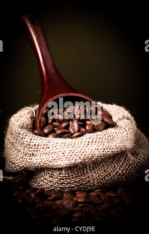 Les fèves de café se répandre à partir de sac de toile Banque D'Images